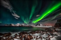 Szenische Aufnahme von Nordlichtern, Lofoten, Nordland, Norwegen — Stockfoto