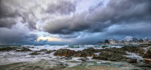 Nuvole di tempesta sulla spiaggia, Lofoten, Nordland, Norvegia — Foto stock