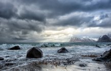 Nuages orageux sur la plage, Lofoten, Nordland, Norvège — Photo de stock