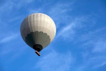 Tiefansicht eines Heißluftballons, Kappadokien, Türkei — Stockfoto