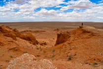 Человек, стоящий в пустыне и делающий фото, Пылающие скалы, пустыня Гоби, Булган, Монголия — стоковое фото
