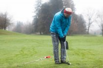 Homem jogando golfe no inverno, Alemanha — Fotografia de Stock