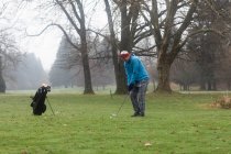 Человек, играющий зимой в гольф, Германия — стоковое фото