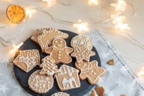 Рождественское пряничное печенье на столе со сказочными огнями — стоковое фото