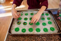 Menina de pé na cozinha decoração Cookies — Fotografia de Stock
