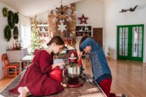 Zwei Kinder in der Küche backen einen Kuchen — Stockfoto