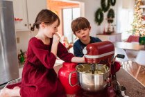 Zwei Kinder in der Küche backen einen Kuchen — Stockfoto