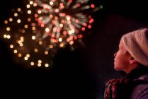 Rückansicht eines Jungen, der ein Feuerwerk beobachtet — Stockfoto
