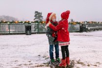 Due bambini in piedi nella neve che giocano, Stati Uniti — Foto stock