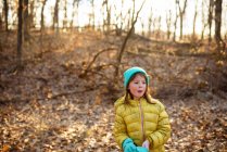 Дівчина в осінньому лісі сцена на сонячному світлі — стокове фото