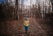 Дівчина в осінньому лісі сцена з опалим листям — стокове фото