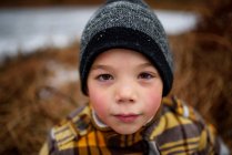 Retrato de um menino usando um chapéu de lã — Fotografia de Stock