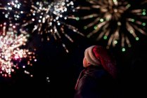 Rückansicht eines Jungen, der ein Feuerwerk beobachtet — Stockfoto