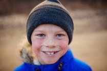 Retrato de un niño con un sombrero de lana - foto de stock