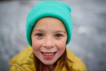 Portrait d'une fille souriante portant un chapeau laineux — Photo de stock