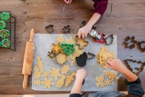 Enfants faisant des biscuits de Noël sur la table, vue du dessus — Photo de stock