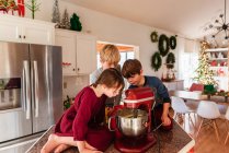 Tre bambini in cucina a fare una torta — Foto stock