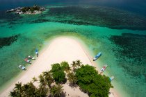 Aerial view of boats anchored on beach, Lengkuas Island, Indonesia — Stock Photo