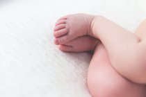 Gros plan des pieds d'une petite fille nouveau-née — Photo de stock