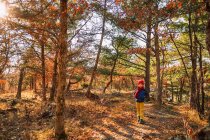 Garçon randonnée à l'extérieur à la fin de l'automne, États-Unis — Photo de stock