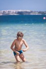 Ragazzo in piedi nel mare che balla, Bulgaria — Foto stock