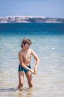 Мальчик, танцующий в море, Болгария — стоковое фото