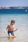 Menino de pé no mar dançando, Bulgária — Fotografia de Stock