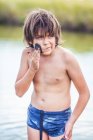 Junge steht im Atanasovsko-See und legt sich Schlamm ins Gesicht, Burgas, Bulgarien — Stockfoto