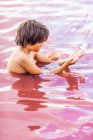 Хлопчик, що сидить в Атанасовському озері в Бургасі (Болгарія). — стокове фото