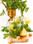 Due tazze di tè alla menta con limone — Foto stock