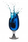 Spritzwasser spritzt ins Glas — Stockfoto