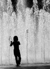Menino pulando na água com salpicos — Fotografia de Stock