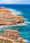 Pittoresca vista della costa rocciosa e del mare ondulato nella giornata di sole — Foto stock