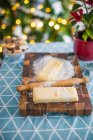 Рождественское печенье с деревянным столом и чашкой шоколада — стоковое фото