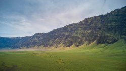Pintoresca vista del valle verde sin fin en las montañas - foto de stock