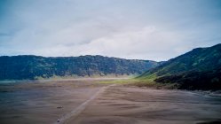 Vue pittoresque sur la vallée sans fin dans les montagnes — Photo de stock