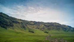Vista pitoresca do vale verde sem fim nas montanhas — Fotografia de Stock