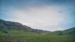 Мальовничий вид на нескінченну зелену долину в горах — стокове фото