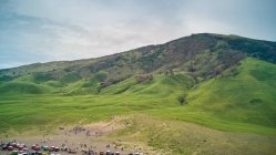 Pittoresca vista del parcheggio con auto a valle verde in montagna — Foto stock