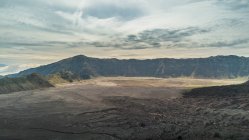 Vista pitoresca do vale sem fim nas montanhas — Fotografia de Stock