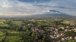 Malerischer Blick auf kleine Stadt im grünen Tal in der Nähe der Berge — Stockfoto