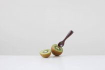 Primer plano de una fruta kiwi - foto de stock
