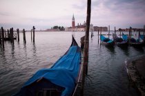 Венеция, Венеция, 17 октября 2017 года: гондолы и лодки на Гранд-канале в Сентенмарке — стоковое фото