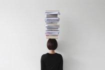 Primo piano di una persona con libri su sfondo bianco, primo piano — Foto stock
