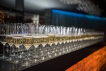 Set de copas con champán sobre mesa de madera - foto de stock