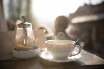 Taza de café y té sobre mesa de madera - foto de stock