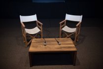 Деревянный стул в комнате — стоковое фото