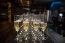Set di bicchieri con champagne sul tavolo di legno — Foto stock