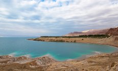 Vista pitoresca da costa rochosa e mar ondulado no dia ensolarado, Jordânia — Fotografia de Stock