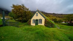 Iglesia de Hofskirkja, Hof, Sureste de Islandia - foto de stock